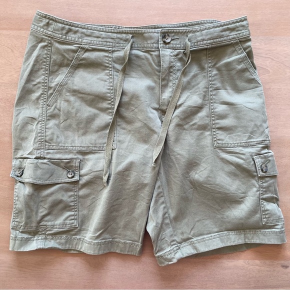 L.L. Bean Favourite Fit Women’s Green Khaki Cargo Shorts - Olive - Picture 1 of 10